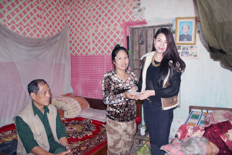 Trà Ngọc Hằng gửi tặng một chút tấm lòng để gia đình chăm lo cho cụ Cầu được tốt hơn.