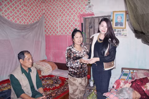 Trà Ngọc Hằng gửi tặng một chút tấm lòng để gia đình chăm lo cho cụ Cầu được tốt hơn.