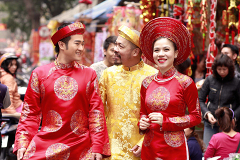 Diện trang phục áo dài đỏ -vàng lộng lẫy của NTK Đức Hùng, bộ 3 trở thành tâm điểm chú ý nơi xuất hiện.