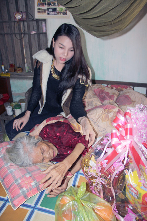 Trà Ngọc Hằng cho biết, cũng chừng giờ này năm vừa rồi từng có một buổi "thọ giáo" nghệ nhân Hà Thị Cầu tại nhà riêng của bà. Khi đó, nghệ nhân Hà Thị Cầu vẫn còn mạnh khỏe. Bà còn mặc một chiếc áo bông thêu hoa đào do và kéo nhị hát hàng tiếng đồng hồ cho Hằng nghe.