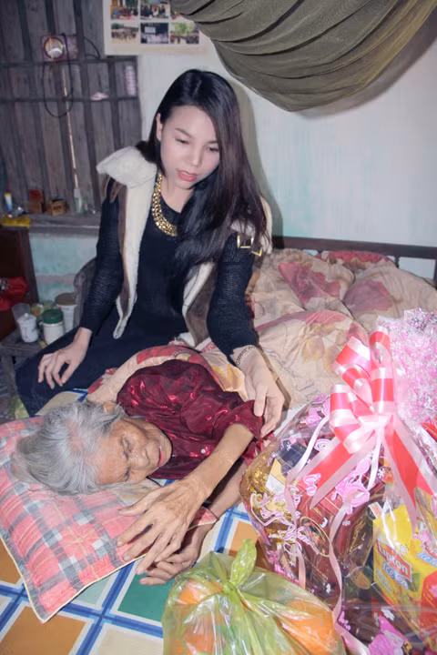 Trà Ngọc Hằng cho biết, cũng chừng giờ này năm vừa rồi từng có một buổi "thọ giáo" nghệ nhân Hà Thị Cầu tại nhà riêng của bà. Khi đó, nghệ nhân Hà Thị Cầu vẫn còn mạnh khỏe. Bà còn mặc một chiếc áo bông thêu hoa đào do và kéo nhị hát hàng tiếng đồng hồ cho Hằng nghe.