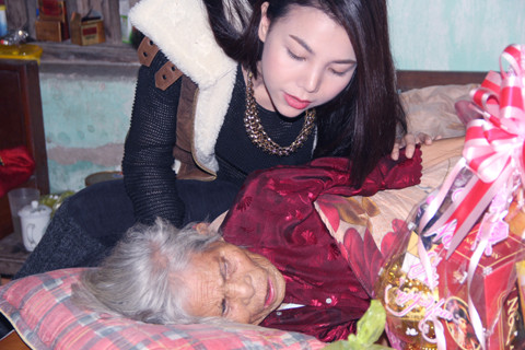 Khi nói chuyện, phải ghé sát tai cụ Cầu thì cụ mới nghe rõ.