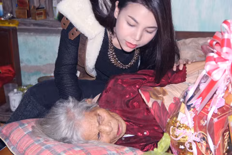 Khi nói chuyện, phải ghé sát tai cụ Cầu thì cụ mới nghe rõ.