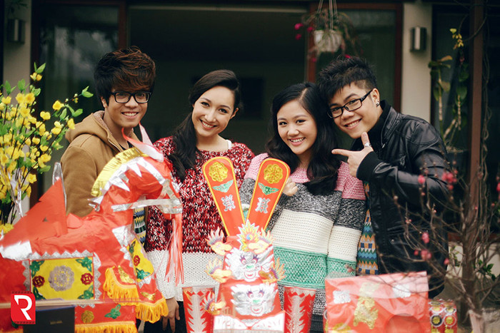 Phút giao thừa lặng lẽ (phiên bản mới) là một sản phẩm âm nhạc đã được chính nhạc sỹ Anh Quân, ca sỹ Mỹ Linh và ekip sản xuất gồm nhiều chuyên gia có kinh nghiệm đầu tư thời gian và tâm huyết để thực hiện. Phút giao thừa lặng lẽ (phiên bản mới) là một sản phẩm âm nhạc đã được chính nhạc sỹ Anh Quân, ca sỹ Mỹ Linh và ekip sản xuất gồm nhiều chuyên gia có kinh nghiệm đầu tư thời gian và tâm huyết để thực hiện.