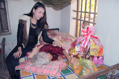 "Mới đấy thôi mà năm nay tới thăm, bà đã không thể ngồi dậy để hát cho Hằng nghe nữa. Tuy nhiên, Hằng mừng vì sức khỏe bà cũng khá hơn một chút, đặc biệt cô rất sung sướng khi thấy bà vẫn còn nhớ tên mình là Ngọc Hằng và gọi tên tôi", Trà Hằng nói.