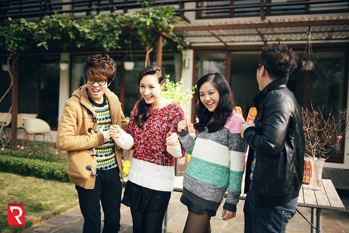 Bản hòa ca của 4 giọng hát hàng đầu giới trẻ hiện nay thực sự đã làm nên một Phút giao thừa lặng lẽ phiên bản hoàn toàn khác, từ hòa âm phối khí đến cách hát, và đặc biệt, đó chính là những cảm xúc tuyệt vời về một mùa xuân tràn đầy tiếng cười, rộn ràng sức trẻ. Bản hòa ca của 4 giọng hát hàng đầu giới trẻ hiện nay thực sự đã làm nên một Phút giao thừa lặng lẽ phiên bản hoàn toàn khác, từ hòa âm phối khí đến cách hát, và đặc biệt, đó chính là những cảm xúc tuyệt vời về một mùa xuân tràn đầy tiếng cười, rộn ràng sức trẻ.