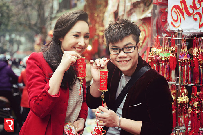 Phút giao thừa lặng lẽ từng là ca khúc rất được yêu thích cách đây khoảng 15 năm với sự góp giọng của Anh Quân, Mỹ Linh, Ngọc Anh 3A, Trung Kiên, Bằng Biều và Tứ ca Sao Mai. Phút giao thừa lặng lẽ từng là ca khúc rất được yêu thích cách đây khoảng 15 năm với sự góp giọng của Anh Quân, Mỹ Linh, Ngọc Anh 3A, Trung Kiên, Bằng Biều và Tứ ca Sao Mai.