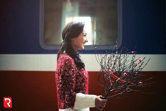 Ý tưởng làm mới ca khúc được ca sĩ Mỹ Linh và nhạc sĩ Huy Tuấn trao đổi với nhau cách đây 1 tháng. Và ngay khi thống nhất, cả ekip đã gấp rút thu âm và thực hiện MV. Ý tưởng làm mới ca khúc được ca sĩ Mỹ Linh và nhạc sĩ Huy Tuấn trao đổi với nhau cách đây 1 tháng. Và ngay khi thống nhất, cả ekip đã gấp rút thu âm và thực hiện MV.