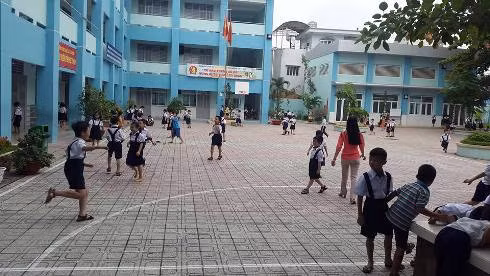 Học sinh Trường tiểu học Lê Văn Thọ trong giờ ra chơi sáng ngày 6/7 (ảnh: P.L)