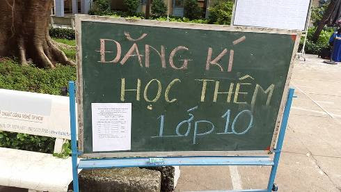 Bảng thông báo đăng ký học thêm lớp 10 (mới) của trường Trần Phú để ở sân trường (ảnh: P.L) Bảng thông báo đăng ký học thêm lớp 10 (mới) của trường Trần Phú để ở sân trường (ảnh: P.L)