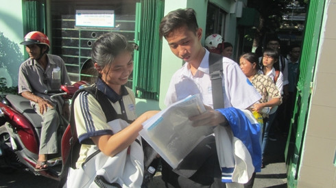 Hai thí sinh trao đổi kết quả làm bài tiếng Anh ở điểm thi THPT Nguyễn Khuyến chiều 1/7 (ảnh: P.L)