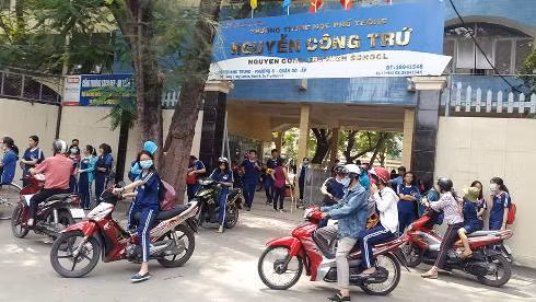 Cảnh học sinh ra về vào trưa ngày 5/7 ở cổng trường Nguyễn Công Trứ, quận Gò Vấp (ảnh: P.L)