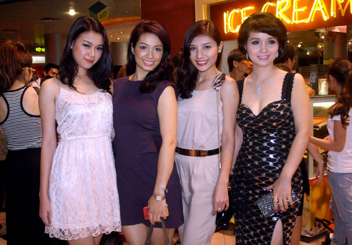 Mai Thu Huyền nổi bật khi đứng cạnh Thúy Hằng và các người mẫu trẻ. Mai Thu Huyền nổi bật khi đứng cạnh Thúy Hằng và các người mẫu trẻ.