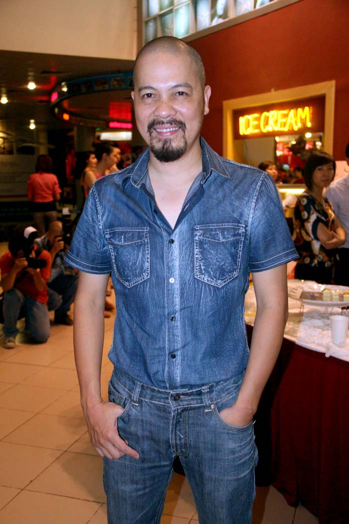 NTK Đức Hùng diện 'cây bò' đi xem phim. Mới đây nhất, trong chương trình Bước nhảy hoàn vũ đêm thứ 7, anh đã mang tới cho khán giả một tiết mục khiêu vũ thú vị. NTK Đức Hùng diện 'cây bò' đi xem phim. Mới đây nhất, trong chương trình Bước nhảy hoàn vũ đêm thứ 7, anh đã mang tới cho khán giả một tiết mục khiêu vũ thú vị.