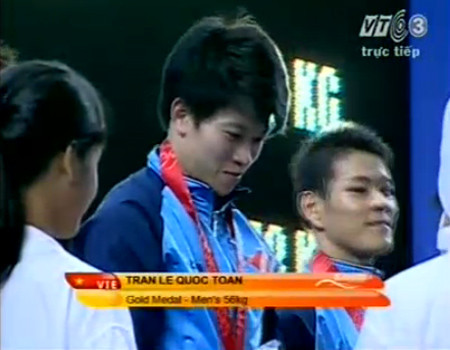 Thạch Kim Tuấn nhận HCĐ. (Ảnh chụp qua truyền hình)