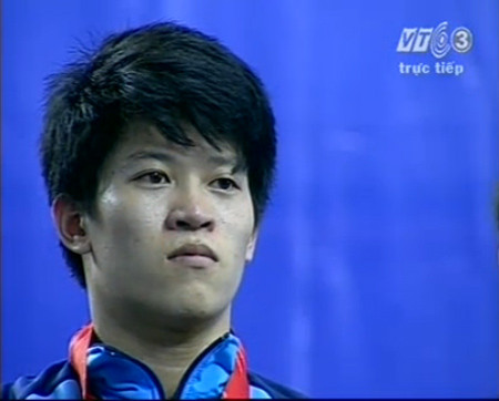 Quốc Toàn trên bục nhận Huy chương. (Ảnh chụp qua truyền hình)