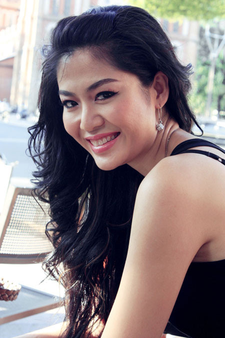 “Bellissima” theo tiếng Italia có nghĩa là rất đẹp, theo cách cấu tạo từ so sánh tuyệt đối kế thừa từ tiếng Latinh. Tôi đã từng kinh doanh hệ thống spa cũng tên là Bellissima. Lúc nghĩ ra tên này tôi muốn xây dựng một thương hiệu spa làm đẹp của mình, gắn bó với mình, mang tính cách và dấu ấn của riêng mình. Sau này khách hàng đến spa thay vì gọi “Thủy Hoa hậu” thì cũng hay gọi tôi là Thủy “Bel” ngoài đời. Mỗi người đều có một hoặc vài cái tên hoặc hình ảnh gắn liền với mình, trở thành dấu ấn, thậm chí thương hiệu cá nhân của riêng người đó. (Theo NML) “Bellissima” theo tiếng Italia có nghĩa là rất đẹp, theo cách cấu tạo từ so sánh tuyệt đối kế thừa từ tiếng Latinh. Tôi đã từng kinh doanh hệ thống spa cũng tên là Bellissima. Lúc nghĩ ra tên này tôi muốn xây dựng một thương hiệu spa làm đẹp của mình, gắn bó với mình, mang tính cách và dấu ấn của riêng mình. Sau này khách hàng đến spa thay vì gọi “Thủy Hoa hậu” thì cũng hay gọi tôi là Thủy “Bel” ngoài đời. Mỗi người đều có một hoặc vài cái tên hoặc hình ảnh gắn liền với mình, trở thành dấu ấn, thậm chí thương hiệu cá nhân của riêng người đó. (Theo NML)