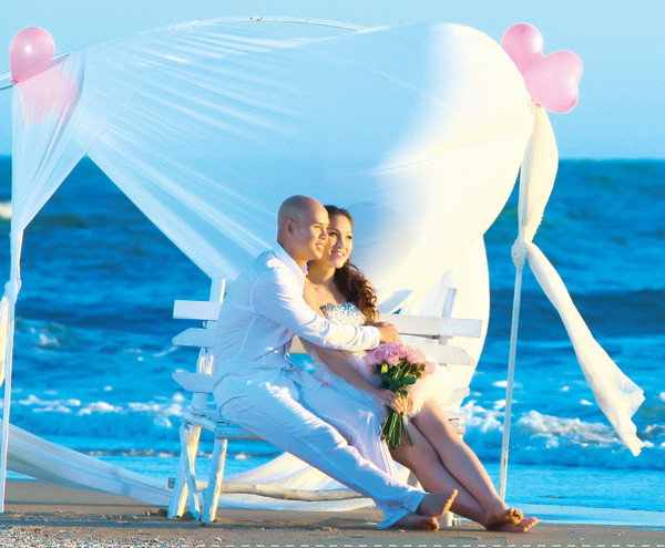 Anh cũng cho biết thêm: "Thái Ngọc Bích nói với tôi rằng, tôi như một người bạn, người thầy và là người yêu của cô ấy. Tôi lớn hơn Bích, trải nghiệm cuộc sống nhiều hơn cô ấy, nên tôi chia sẻ với Bích về mọi thứ. Ngay cả trong công việc ca hát, tôi đi hát lâu rồi, nên có những kinh nghiệm riêng thì tôi sẽ truyền đạt cho Bích. Trong cuộc sống, chúng tôi coi nhau như những người bạn. Vui, buồn gì thì vợ chồng cũng nói với nhau". (Theo Ngôi Sao) Anh cũng cho biết thêm: "Thái Ngọc Bích nói với tôi rằng, tôi như một người bạn, người thầy và là người yêu của cô ấy. Tôi lớn hơn Bích, trải nghiệm cuộc sống nhiều hơn cô ấy, nên tôi chia sẻ với Bích về mọi thứ. Ngay cả trong công việc ca hát, tôi đi hát lâu rồi, nên có những kinh nghiệm riêng thì tôi sẽ truyền đạt cho Bích. Trong cuộc sống, chúng tôi coi nhau như những người bạn. Vui, buồn gì thì vợ chồng cũng nói với nhau". (Theo Ngôi Sao)