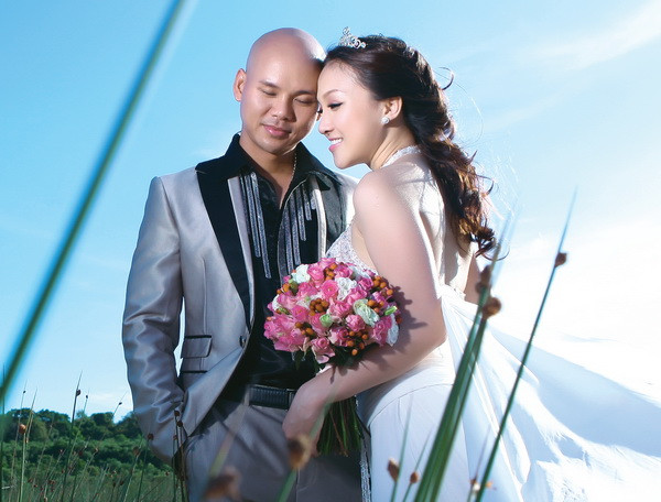 "Chúng tôi chưa có dự định sinh con năm rồng. Chắc phải một hoặc hai năm nữa. Tôi thì năm nào cũng đi lưu diễn khắp nơi, cả trong lẫn ngoài nước. Còn Bích lại chưa được tận hưởng danh lam thắng cảnh đây đó. Nếu bây giờ cả hai có em bé liền, sẽ mất khoảng thời gian "tự do" của đôi vợ chồng son. Nhiều người nói tôi và Bích cùng tuổi Rồng, nếu sinh con năm Rồng nữa thì sẽ rất tuyệt vời", Phan Đình Tùng chia sẻ. "Chúng tôi chưa có dự định sinh con năm rồng. Chắc phải một hoặc hai năm nữa. Tôi thì năm nào cũng đi lưu diễn khắp nơi, cả trong lẫn ngoài nước. Còn Bích lại chưa được tận hưởng danh lam thắng cảnh đây đó. Nếu bây giờ cả hai có em bé liền, sẽ mất khoảng thời gian "tự do" của đôi vợ chồng son. Nhiều người nói tôi và Bích cùng tuổi Rồng, nếu sinh con năm Rồng nữa thì sẽ rất tuyệt vời", Phan Đình Tùng chia sẻ.