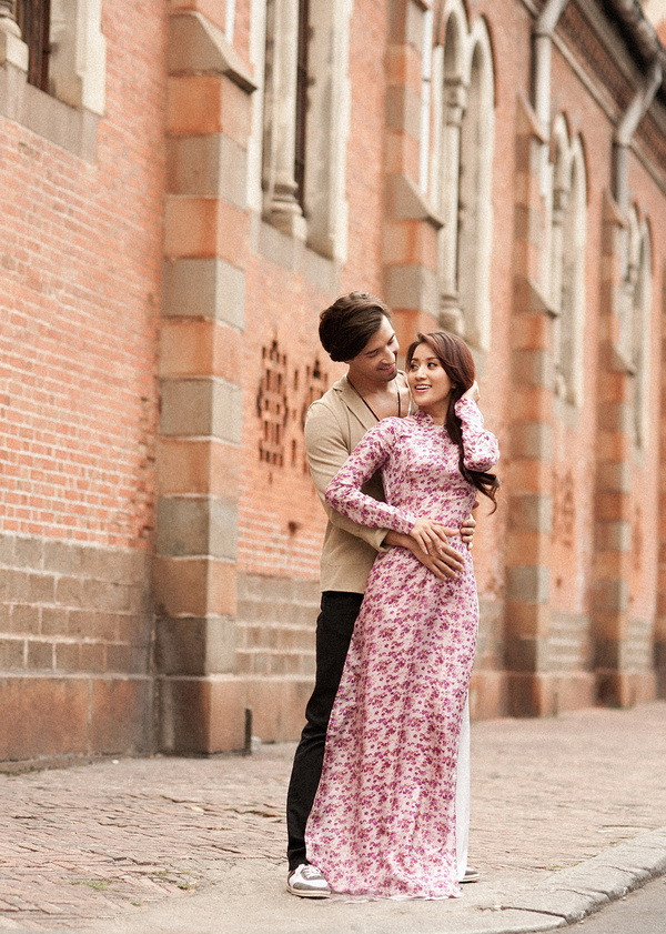 Quen thuộc với trang phục biểu diễn dance sport hoặc đầm dạ hội trong các sự kiện, nên Khánh Thi trông khá lạ lẫm khi diện áo dài. Quen thuộc với trang phục biểu diễn dance sport hoặc đầm dạ hội trong các sự kiện, nên Khánh Thi trông khá lạ lẫm khi diện áo dài.