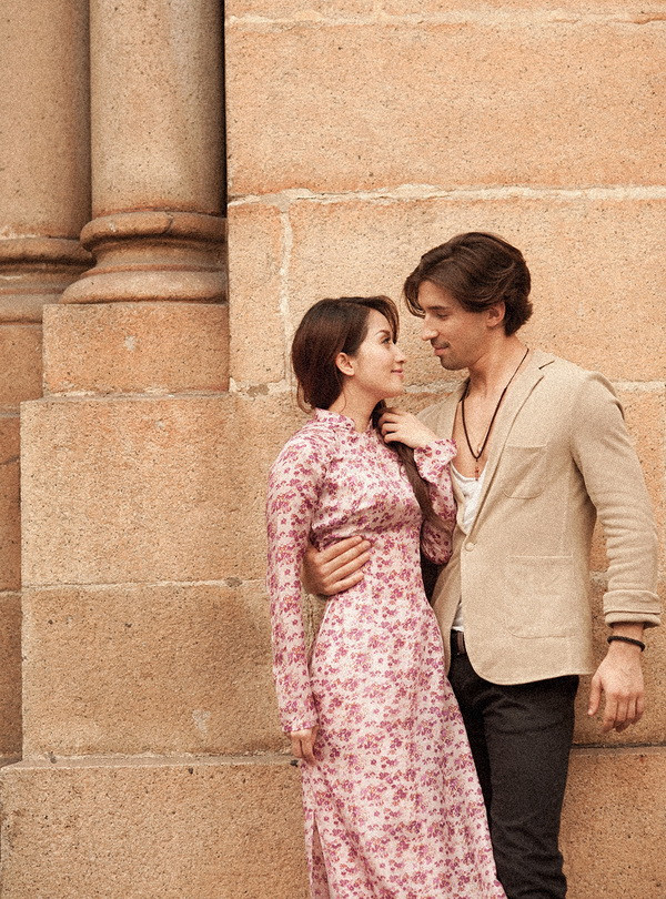 Trong bộ áo dài của nhà thiết kế Thuận Việt, Khánh Thi dịu dàng và e ấp như một thiếu nữ. (Theo Ngôi Sao) Trong bộ áo dài của nhà thiết kế Thuận Việt, Khánh Thi dịu dàng và e ấp như một thiếu nữ. (Theo Ngôi Sao)