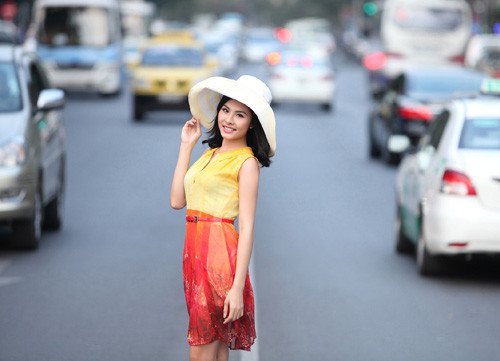 "Lúc đầu, khi nhận lời tham gia chương trình, tâm lý của tôi thoải mái lắm. Cảm giác sợ hãi trong lòng tôi thật sự không rõ ràng vì tôi chưa biết mọi thứ sẽ diễn ra như thế nào. Nhưng khi đã bắt đầu vào cuộc, những bước đi cơ bản đủ để tôi định hình: "Ô, dancesport, khó cực kỳ".", người đẹp nói thêm. (Theo Zing) "Lúc đầu, khi nhận lời tham gia chương trình, tâm lý của tôi thoải mái lắm. Cảm giác sợ hãi trong lòng tôi thật sự không rõ ràng vì tôi chưa biết mọi thứ sẽ diễn ra như thế nào. Nhưng khi đã bắt đầu vào cuộc, những bước đi cơ bản đủ để tôi định hình: "Ô, dancesport, khó cực kỳ".", người đẹp nói thêm. (Theo Zing)