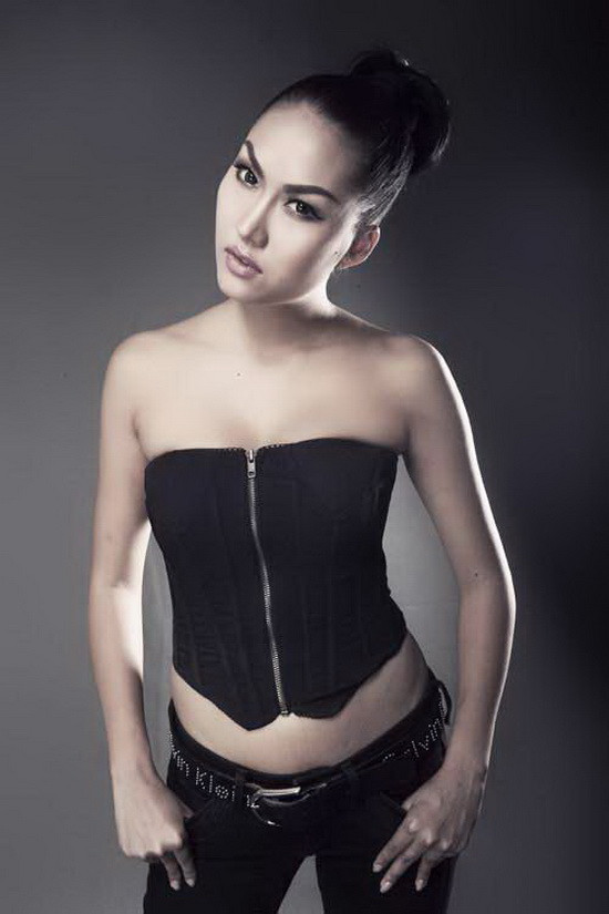 "Với hơn 10 năm tồn tại trong giới showbiz, tôi thấy mình đã biết thích nghi và tiến bộ hơn. Đặc biệt hiện nay tôi rất chán mỗi khi thấy giới “chân dài” bước lên sân khấu là khán giả lại chuẩn bị tinh thần để nghe hát nhép. Thật sự trước đây tôi đã hát nhép, nhưng sau những sự cố có liên quan tới hát nhép, tôi cũng khó nói tốt cho mình. Mà hầu như các chân dài hát nhép là phần lớn, chỉ có các ca sĩ lớn hay những diva mới luôn hát live", Phi Thanh Vân trải lòng. "Với hơn 10 năm tồn tại trong giới showbiz, tôi thấy mình đã biết thích nghi và tiến bộ hơn. Đặc biệt hiện nay tôi rất chán mỗi khi thấy giới “chân dài” bước lên sân khấu là khán giả lại chuẩn bị tinh thần để nghe hát nhép. Thật sự trước đây tôi đã hát nhép, nhưng sau những sự cố có liên quan tới hát nhép, tôi cũng khó nói tốt cho mình. Mà hầu như các chân dài hát nhép là phần lớn, chỉ có các ca sĩ lớn hay những diva mới luôn hát live", Phi Thanh Vân trải lòng.