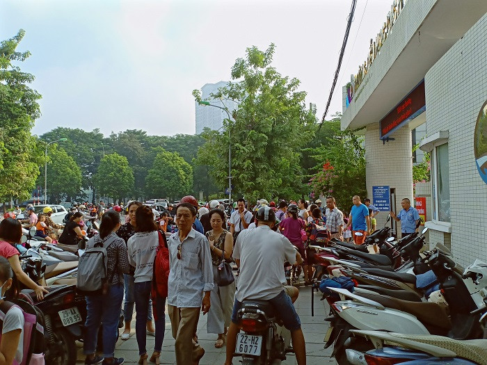 Phụ huynh đưa con đi học để xe trên vỉa hè khiến khu vực xung quanh cổng trường càng chật hẹp hơn (Ảnh:V.N) Phụ huynh đưa con đi học để xe trên vỉa hè khiến khu vực xung quanh cổng trường càng chật hẹp hơn (Ảnh:V.N)