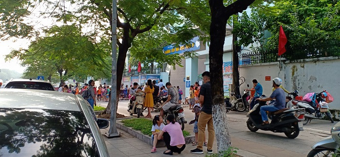 Học sinh đến trường sớm hơn nội quy phải chờ ngoài đường (Ảnh:V.N) Học sinh đến trường sớm hơn nội quy phải chờ ngoài đường (Ảnh:V.N)