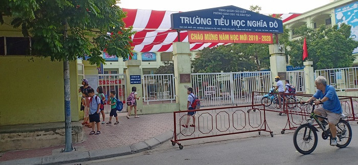 Nhiều phụ huynh mong các trường linh động cho các con vào lớp nếu như có đến sớm vì để trẻ ngoài đường rất nguy hiểm (Ảnh:V.N) Nhiều phụ huynh mong các trường linh động cho các con vào lớp nếu như có đến sớm vì để trẻ ngoài đường rất nguy hiểm (Ảnh:V.N)