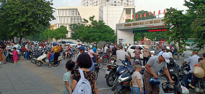 Trước cổng trường Tiểu học Dịch Vọng B thường xuyên ùn tắc vào giờ cao điểm (Ảnh:V.N) Trước cổng trường Tiểu học Dịch Vọng B thường xuyên ùn tắc vào giờ cao điểm (Ảnh:V.N)