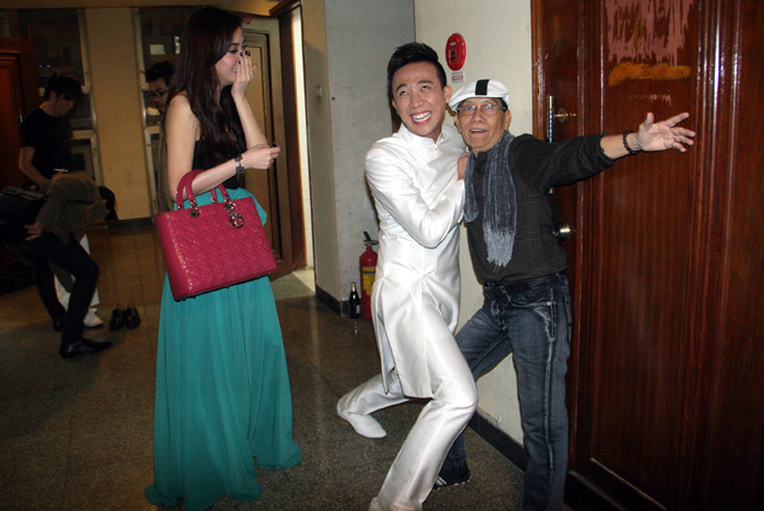 Trấn Thành luôn có những hành động hài hước khiến mọi người cười vui vẻ.