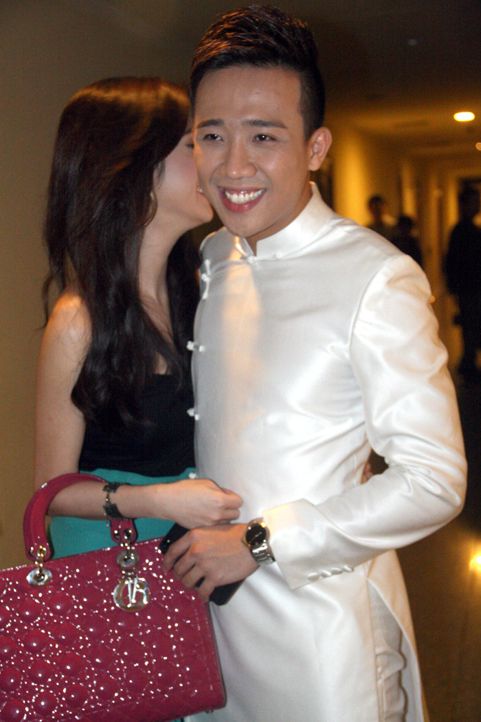 Trước những chiêu pha trò của Trấn Thành, bạn gái anh nở nụ cười rạng rỡ.