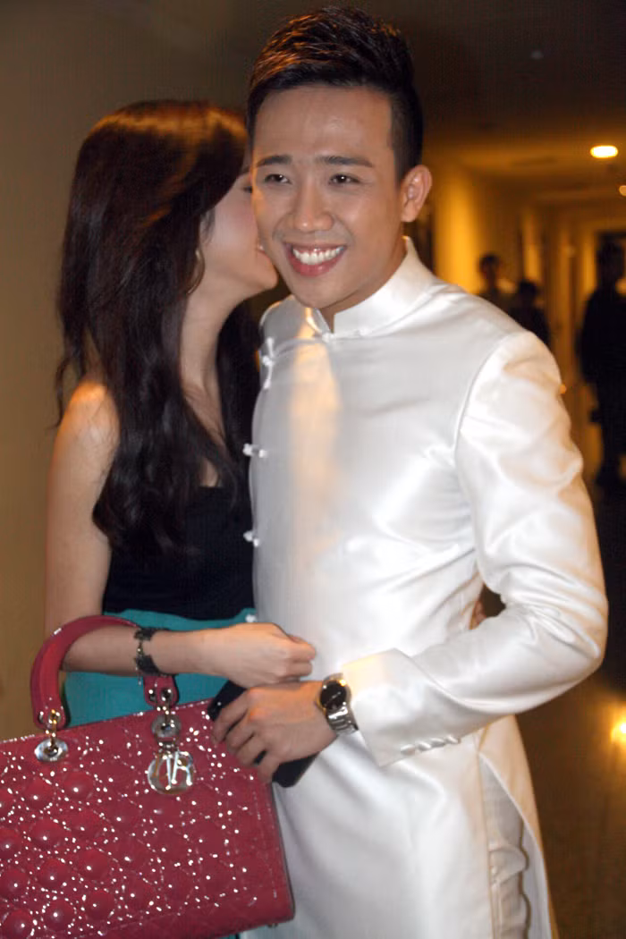 Trước những chiêu pha trò của Trấn Thành, bạn gái anh nở nụ cười rạng rỡ.