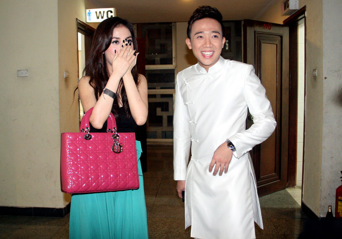 Bạn gái cũng đi cùng tới Cung Hữu nghị Việt xô - nơi diễn ra đêm nhạc. Ban đầu, cô có ý tránh ống kính.