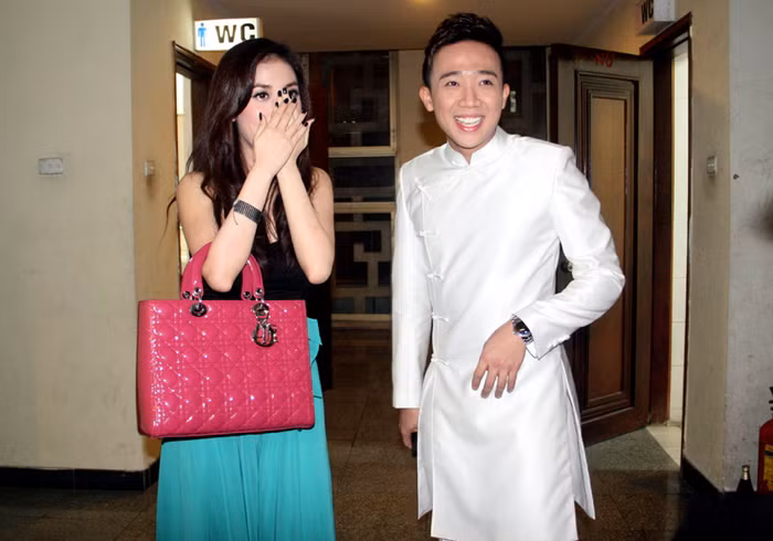 Bạn gái cũng đi cùng tới Cung Hữu nghị Việt xô - nơi diễn ra đêm nhạc. Ban đầu, cô có ý tránh ống kính.