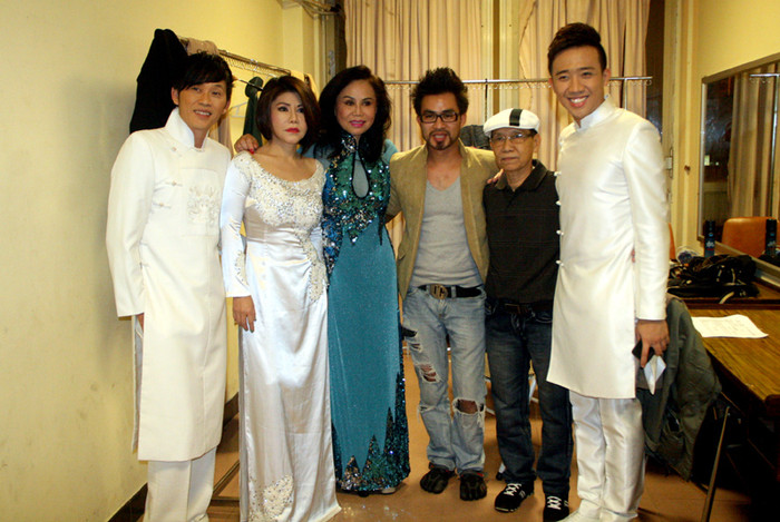 Các nghệ sỹ đã chuẩn bị tươm tất trang phục biểu diễn.