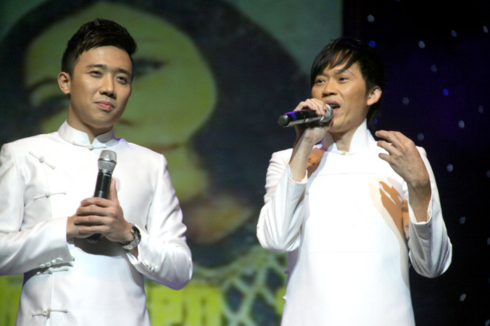 Trấn Thành, Hoài Linh diện áo đôi trắng dẫn chương trình.