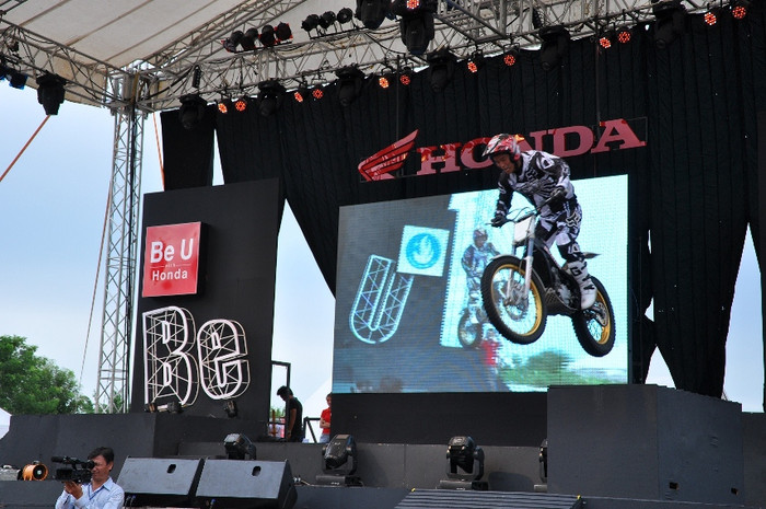 Chuyên gia Nhật Bản đang biểu diễn xe địa hình trên sân khấu Be U 2012