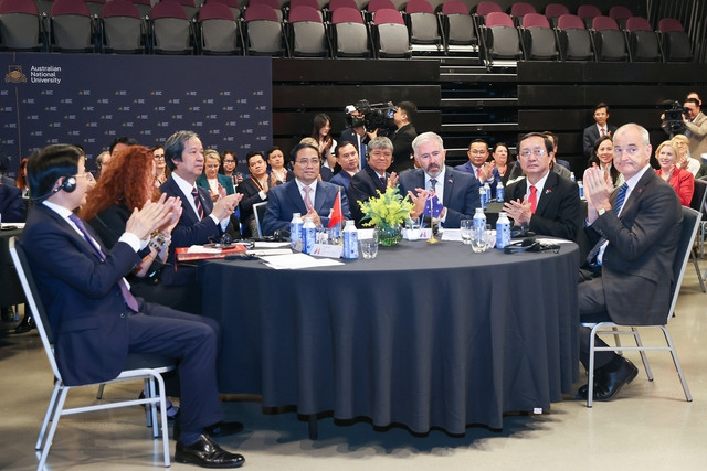 Thủ tướng Phạm Minh Chính và đại diện các bộ cùng lãnh đạo Đại học Quốc gia Australia tại Diễn đàn. Ảnh: VGP/Nhật Bắc Thủ tướng Phạm Minh Chính và đại diện các bộ cùng lãnh đạo Đại học Quốc gia Australia tại Diễn đàn. Ảnh: VGP/Nhật Bắc
