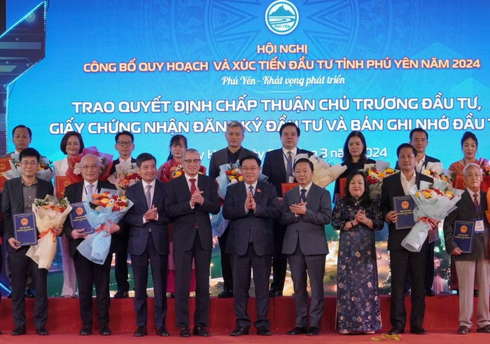 Tỉnh Phú Yên trao quyết định đầu tư, chứng nhận đầu tư cho các nhà đầu tư cho đại diện các doanh nghiệp, tập đoàn. Tỉnh Phú Yên trao quyết định đầu tư, chứng nhận đầu tư cho các nhà đầu tư cho đại diện các doanh nghiệp, tập đoàn.