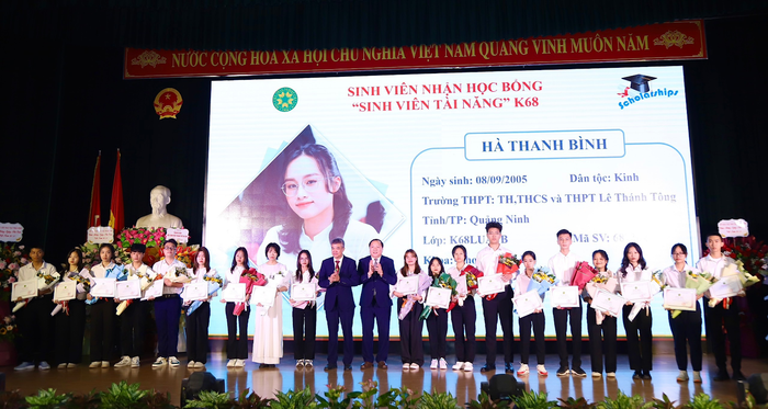 Học viện Nông nghiệp Việt Nam trao Học bổng “Sinh viên tài năng” năm 2023. Học viện Nông nghiệp Việt Nam trao Học bổng “Sinh viên tài năng” năm 2023.