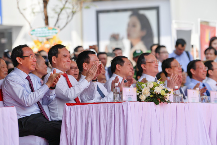 Các đồng chí lãnh đạo Đảng, Nhà nước và các đại biểu tham dự Lễ khai mạc Hội Báo toàn quốc 2024. Các đồng chí lãnh đạo Đảng, Nhà nước và các đại biểu tham dự Lễ khai mạc Hội Báo toàn quốc 2024.