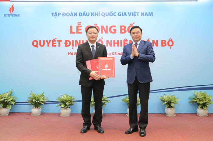 Đồng chí Lê Mạnh Hùng, Bí thư Đảng ủy, Chủ tịch Hội đồng thành viên trao quyết định bổ nhiệm Tổng giám đốc cho đồng chí Lê Ngọc Sơn. 3 (6).jpg