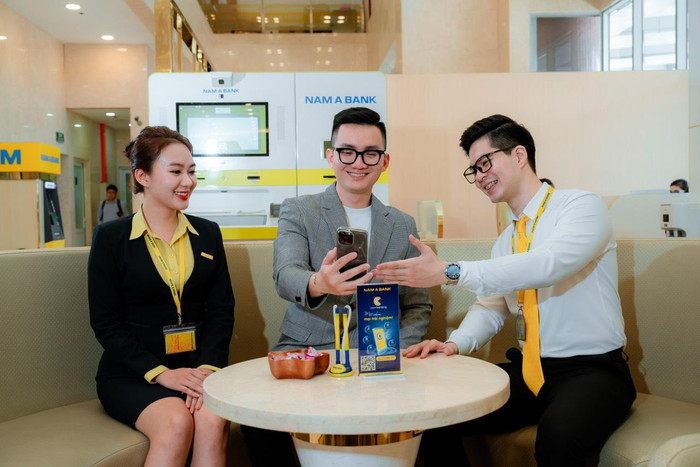 Khách hàng giao dịch tại Nam A Bank. Khách hàng giao dịch tại Nam A Bank.