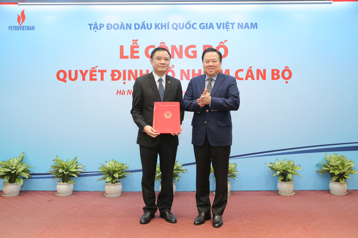 Đồng chí Nguyễn Hoàng Anh, Ủy viên Trung ương Đảng, Chủ tịch Ủy ban Quản lý vốn Nhà nước tại doanh nghiệp trao quyết định bổ nhiệm Thành viên Hội đồng thành viên Petrovietnam cho đồng chí Lê Ngọc Sơn. 1 (7).jpg