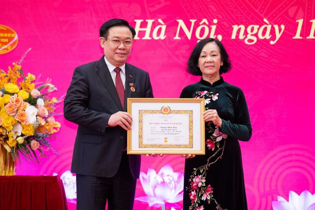 Thường trực Ban Bí thư, Trưởng Ban Tổ chức Trương Thị Mai trân trọng trao Huy hiệu 40 năm tuổi Đảng cho Chủ tịch Quốc hội Vương Đình Huệ. Ảnh: VGP/ĐH Thường trực Ban Bí thư, Trưởng Ban Tổ chức Trương Thị Mai trân trọng trao Huy hiệu 40 năm tuổi Đảng cho Chủ tịch Quốc hội Vương Đình Huệ. Ảnh: VGP/ĐH