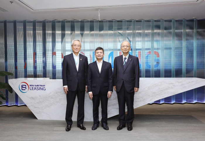 Ông Nguyễn Thiều Sơn (đứng giữa) chụp ảnh cùng đại diện SuMi TRUST Holdings trong chuyến làm việc tại Việt Nam. Ông Nguyễn Thiều Sơn (đứng giữa) chụp ảnh cùng đại diện SuMi TRUST Holdings trong chuyến làm việc tại Việt Nam.