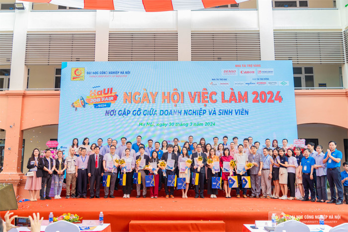 Liên minh chiến lược giữa nhà trường và doanh nghiệp không chỉ mang lại lợi ích cho trường mà cho cả lợi ích của doanh nghiệp và người học. Hy vọng hợp tác giữa Nhà trường và Doanh nghiệp sẽ tiếp tục là chìa khóa vàng mở cánh cửa hội nhập để các bạn sinh viên tự tin vững bước trên chặng đường mới, tiếp tục viết tiếp những những ước mơ của mình cao hơn xa hơn nữa! Liên minh chiến lược giữa nhà trường và doanh nghiệp không chỉ mang lại lợi ích cho trường mà cho cả lợi ích của doanh nghiệp và người học. Hy vọng hợp tác giữa Nhà trường và Doanh nghiệp sẽ tiếp tục là chìa khóa vàng mở cánh cửa hội nhập để các bạn sinh viên tự tin vững bước trên chặng đường mới, tiếp tục viết tiếp những những ước mơ của mình cao hơn xa hơn nữa!