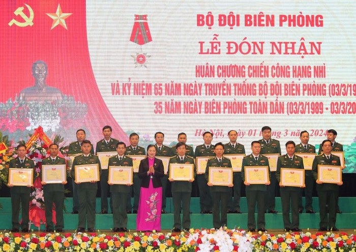 Phó Chủ tịch Ủy ban Trung ương Mặt trận Tổ quốc Việt Nam Trương Thị Ngọc Ánh trao Bằng khen của Mặt trận Tổ quốc Việt Nam tặng các tập thể, cá nhân Bộ đội Biên phòng. Phó Chủ tịch Ủy ban Trung ương Mặt trận Tổ quốc Việt Nam Trương Thị Ngọc Ánh trao Bằng khen của Mặt trận Tổ quốc Việt Nam tặng các tập thể, cá nhân Bộ đội Biên phòng.